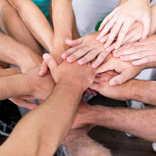 Sich &uuml;berkreuzende H&auml;nde vieler Personen
